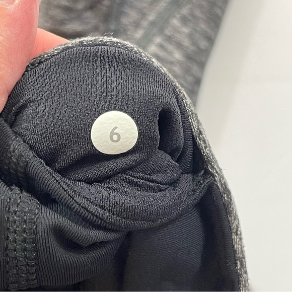 Lululemon Run Turn Around Tight Ruched High Rise in Size 6 - Picture 12 of 12